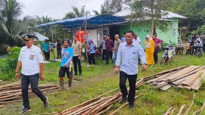 Wali Kota Solok Pimpin Gotong Royong Bangun Kembali Rumah Korban Kebakaran di Tanah Garam