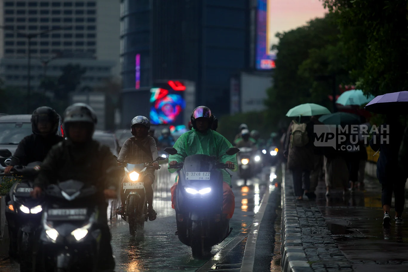 Waspada Hujan Ringan dan Petir di Jakarta pada Minggu Siang, BMKG Mengeluarkan Peringatan