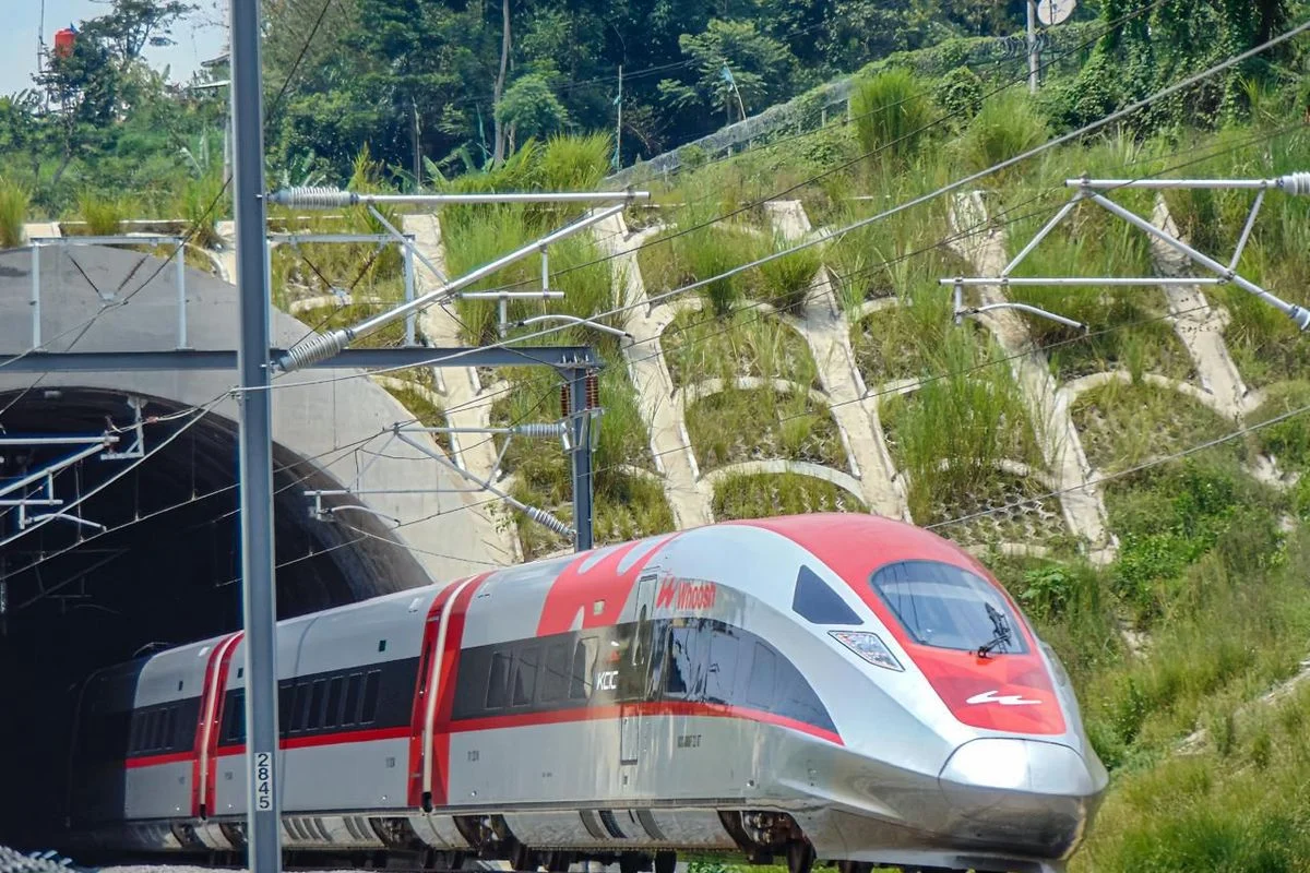 Whoosh Tersendat di Jalur Layang Kopo: Penyebab, Penanganan Sensor Deteksi Benda Asing, dan Dampaknya pada Operasi Kereta Cepat