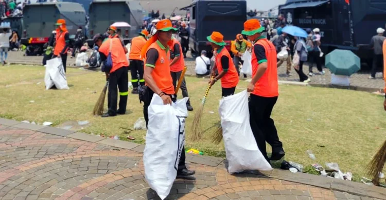 164 Ton Sampah May Day Menumpuk Usai Demo di Monas, DLH Jakarta Angkut Bersih Lingkungan