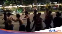 Aksi Kejar-Kejaran Polisi dengan Pelaku Pembunuhan Berakhir Terguling di Pinggir Tol Aksi Kejar-Kejaran Polisi dengan Pelaku Pembunuhan Berakhir Terguling di Pinggir Tol