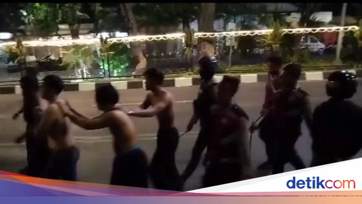 Aksi Kejar-Kejaran Polisi dengan Pelaku Pembunuhan Berakhir Terguling di Pinggir Tol