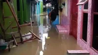 Banjir Kebon Pala Menggenangi Rumah, Warga Terpaksa Tinggal di Lantai Dua