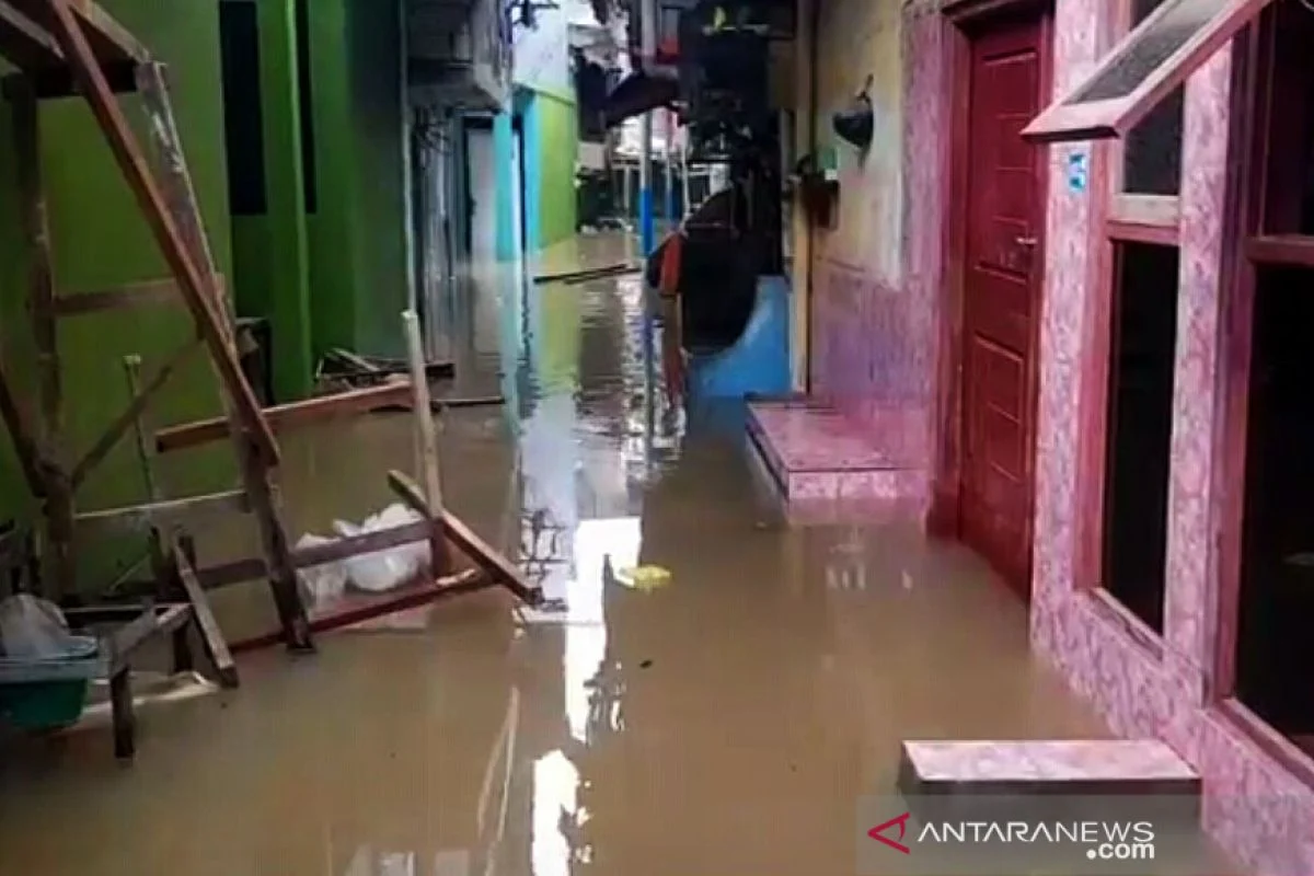 Banjir Kebon Pala Menggenangi Rumah, Warga Terpaksa Tinggal di Lantai Dua