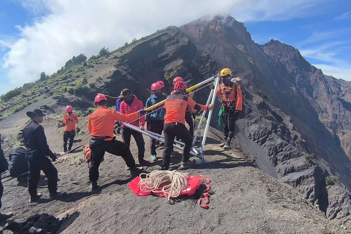 Evakuasi Pendaki di Gunung Rinjani: Tim TNGR Selamatkan Pendaki Asal Riau