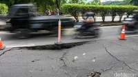 Fenomena Jalan Ambles di Jakarta: Rembesan Air Tanah sebagai Faktor Utama