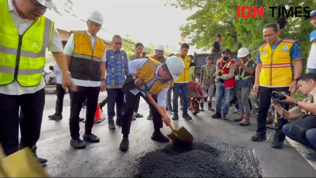 Gubernur Sulsel Dorong Percepatan Jalan Aroepala, Beton Cetak Mulai Dipasang