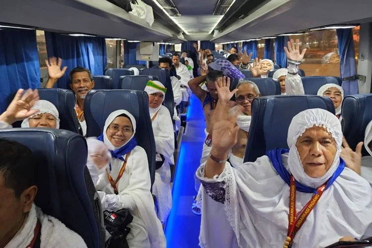 Jemaah Haji Indonesia Gelombang 2 Menghadapi Tantangan Unik di Jeddah