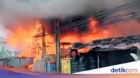Kebakaran Gudang di Kalideres: Asap Beracun Mengancam Warga