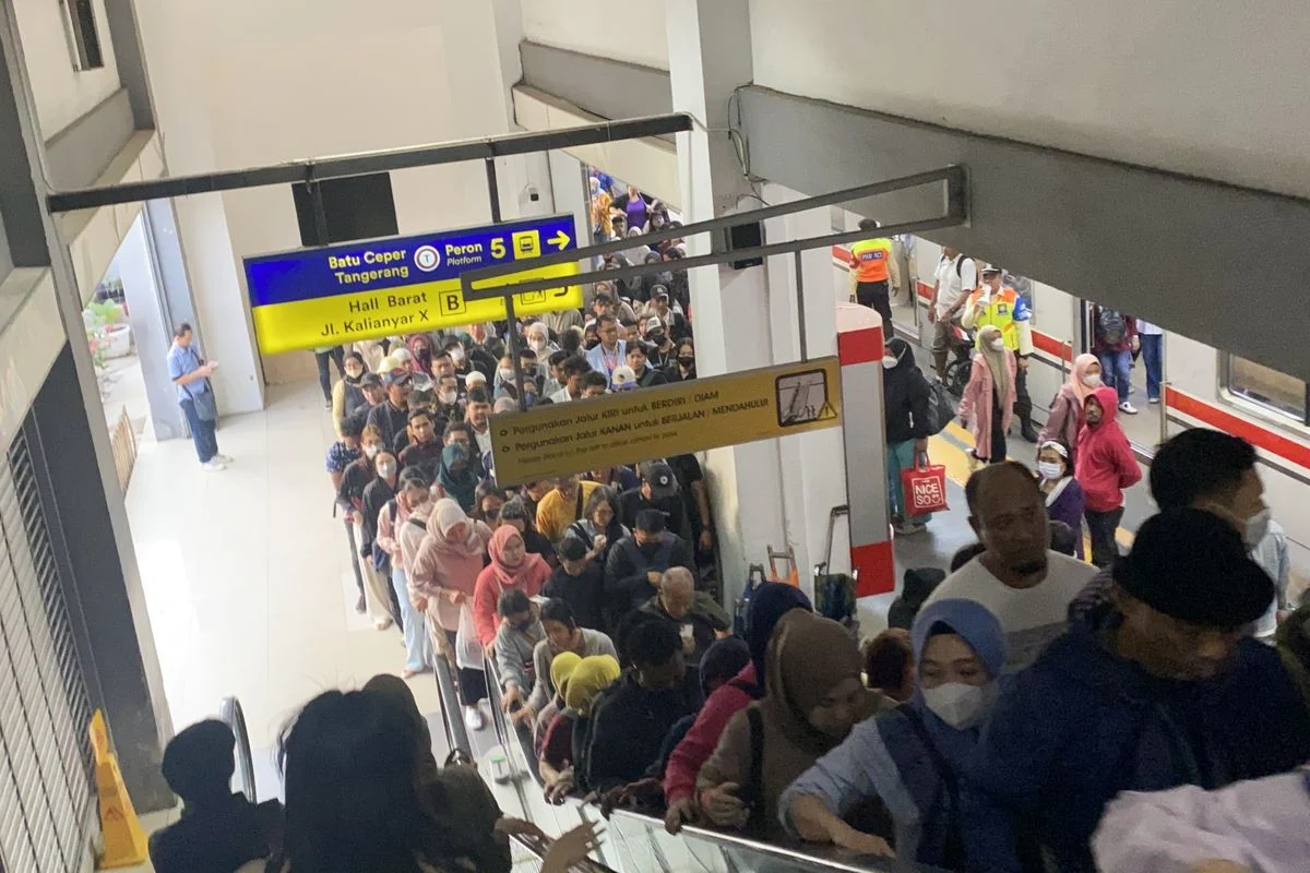 Kereta Commuter Line Duri-Tangerang Berhenti Mendadak, Penumpang Keluhkan Keterlambatan