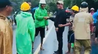 Mentan Amran Bantu Warga Terdampak Banjir Bone dengan Bantuan Rp9 Miliar