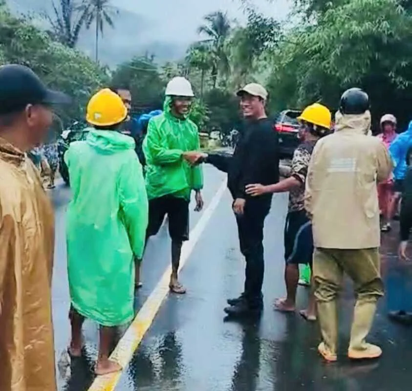 Mentan Amran Bantu Warga Terdampak Banjir Bone dengan Bantuan Rp9 Miliar