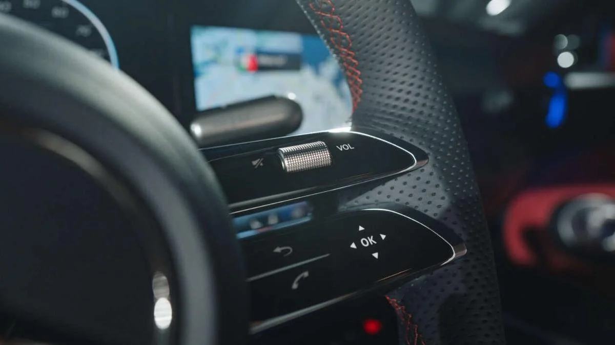 Mercedes-Benz Kembalikan Tombol Fisik, Tingkatkan Kenyamanan Berkendara di Era Touchscreen