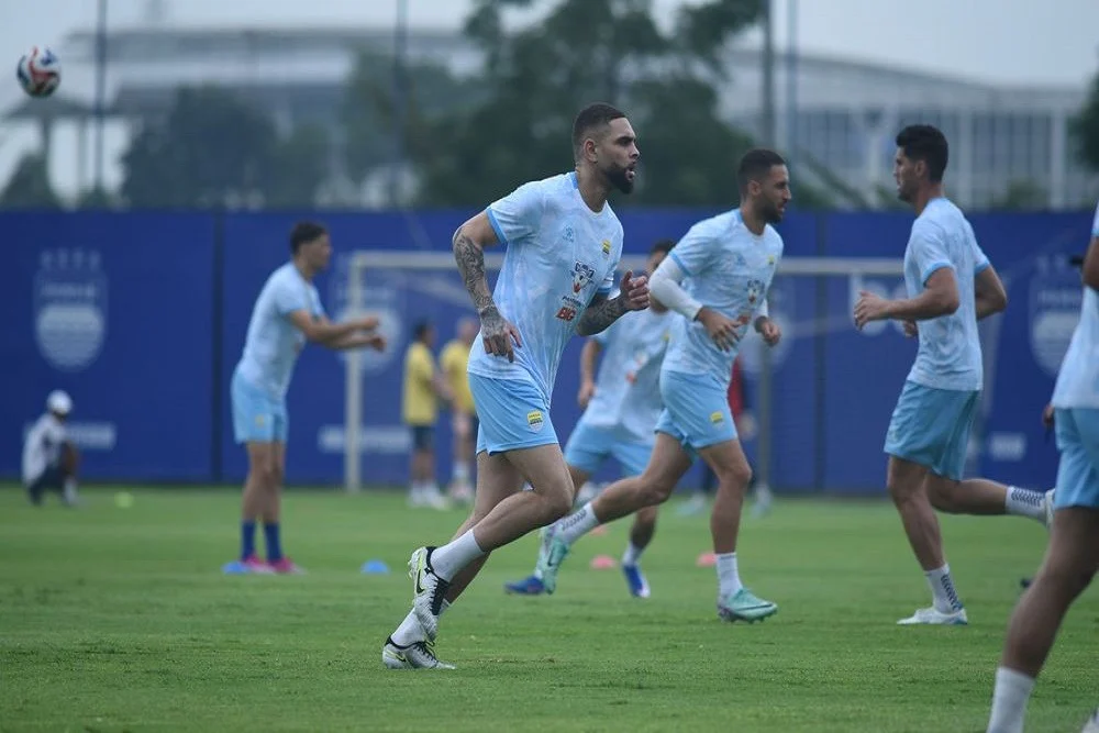 Persib Bandung Dapat Kerugian Besar, Layvin Kurzawa Absen 2 Laga Terakhir