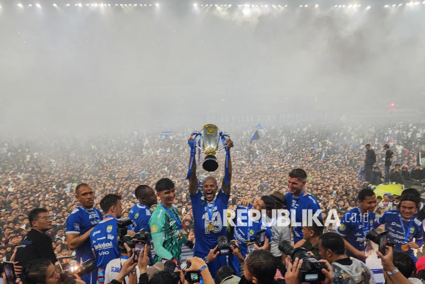 Persib Bandung Raih Gelar Juara Liga Indonesia, Euforia Bobotoh Meluap di Stadion GBLA