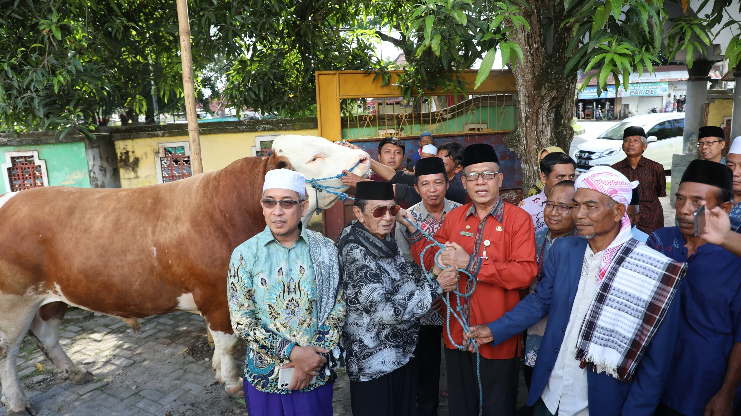 Prabowo Subianto Berbagi Sapi Kurban di Masjid Jami Ar Ridwan Jatinegara