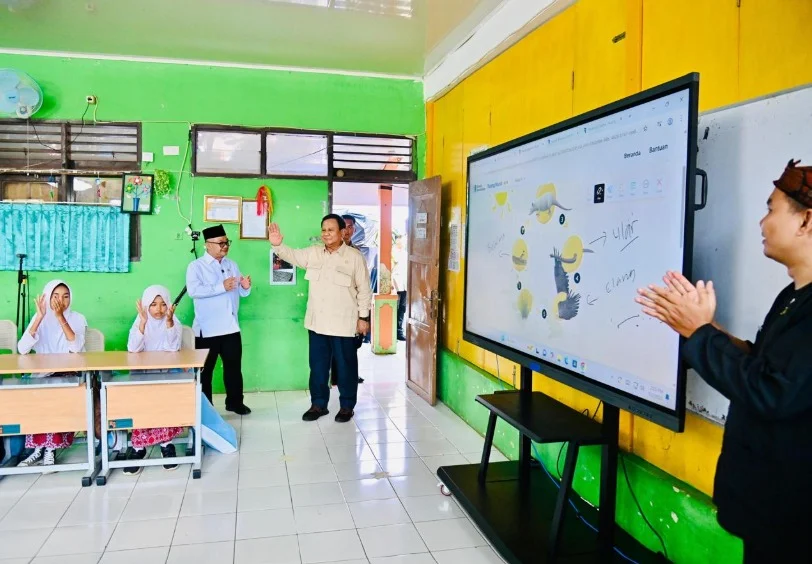 Prabowo Subianto Luncurkan Program Layar Pintar untuk Pembelajaran di Seluruh Indonesia