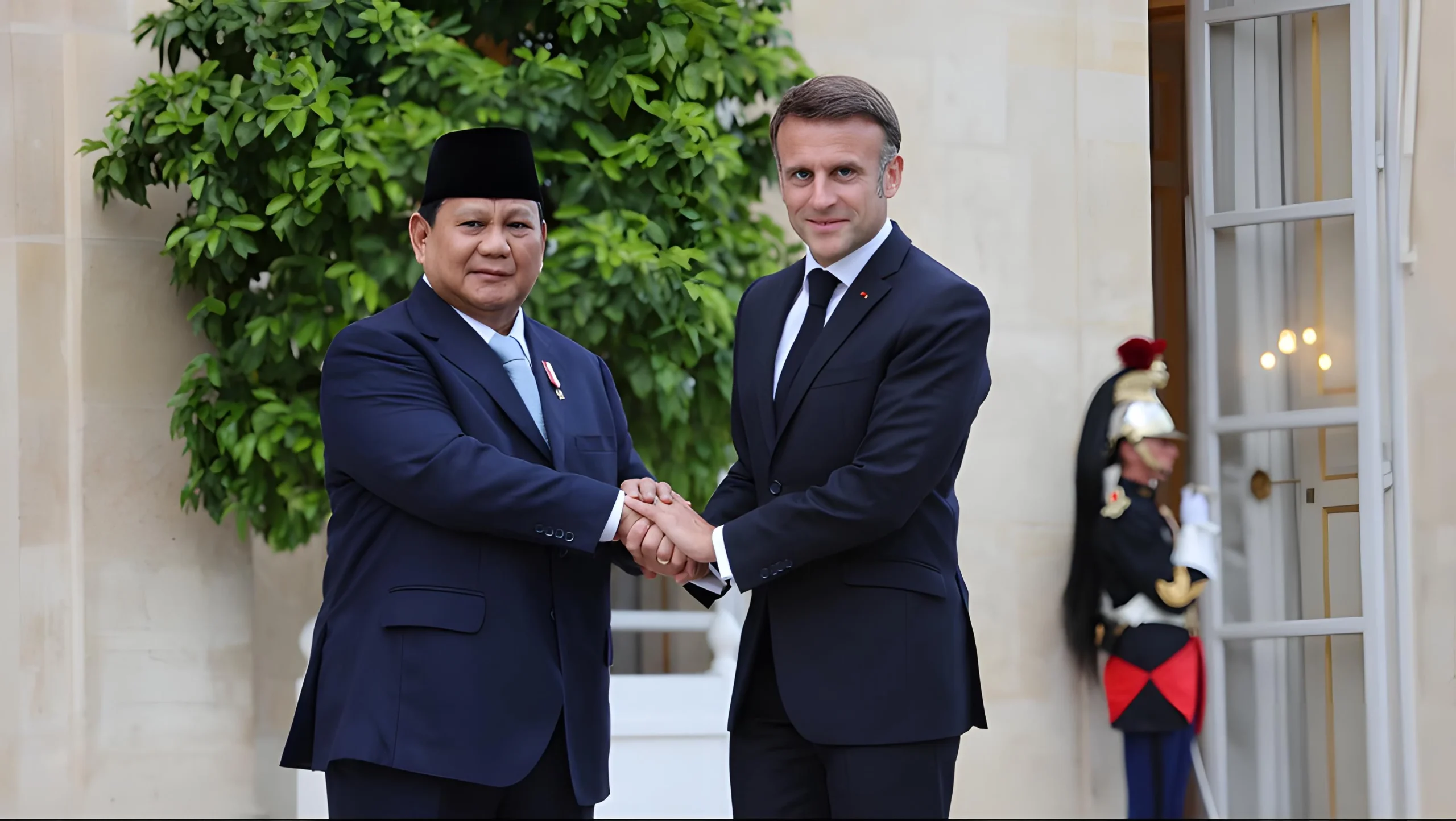 Prabowo Subianto Terima Sambutan Hangat dari Macron di Istana Élysée