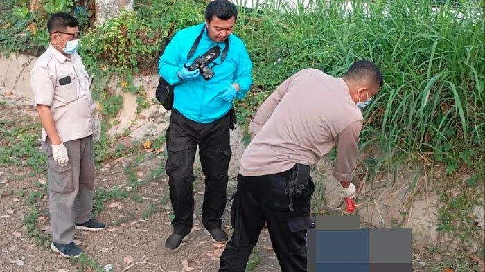 Pria Manusia Silver di Kuta Menodongkan Pisau, Polisi Turun Tangan