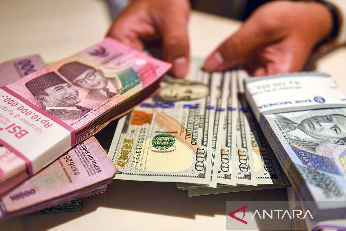 Rupiah Melemah, Kurs Dolar AS di Atas Rp17.000