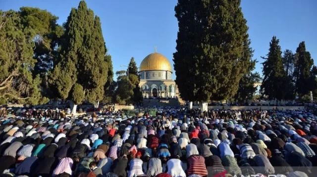 Warga Palestina Dihadang Israel saat Hendak Salat Idul Adha di Masjid Ibrahimi Warga Palestina Dihadang Israel saat Hendak Salat Idul Adha di Masjid Ibrahimi