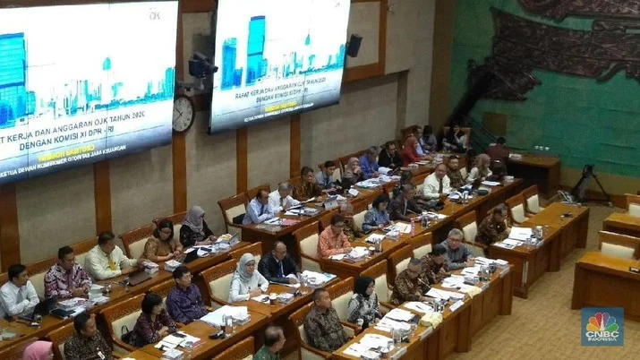 Airlangga Minta Bank Pelat Merah Tak Naikkan Suku Bunga Kredit