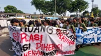 Aksi Unjuk Rasa Mahasiswa di Depan Gedung DPR Jakarta, Menuntut Perbaikan
