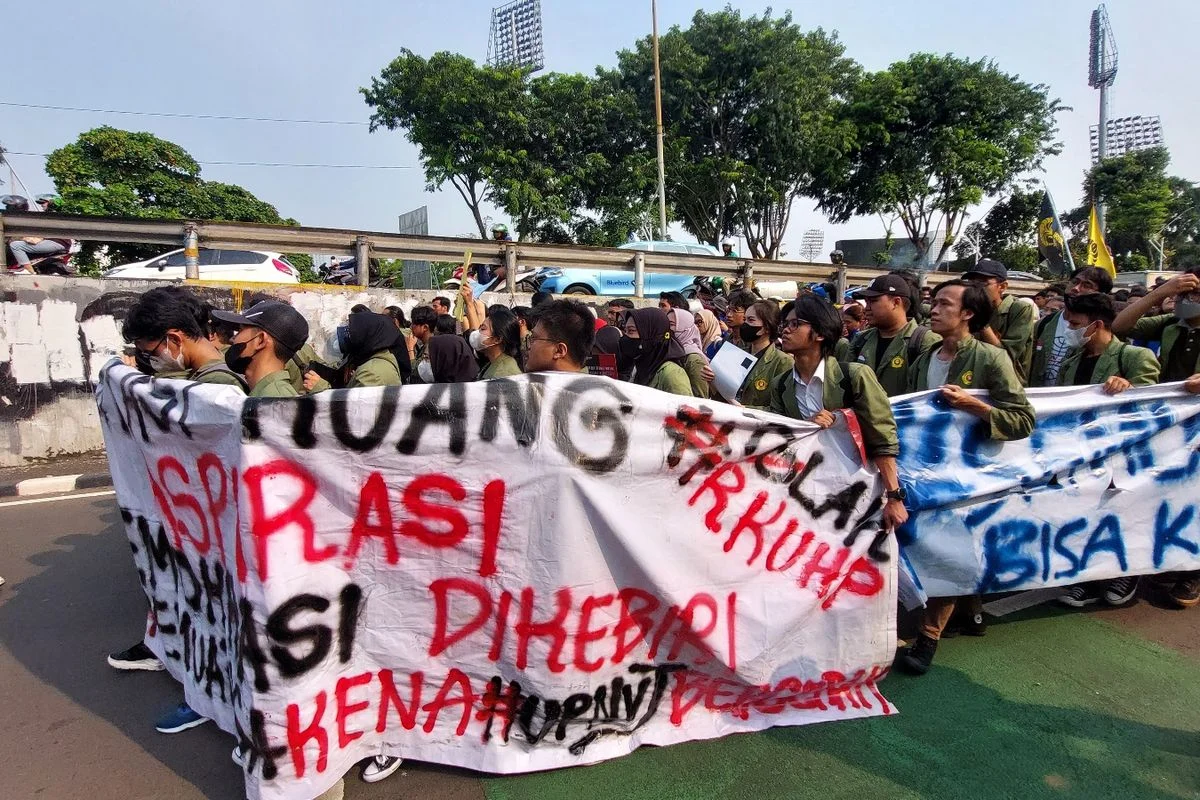 Aksi Unjuk Rasa Mahasiswa di Depan Gedung DPR Jakarta, Menuntut Perbaikan