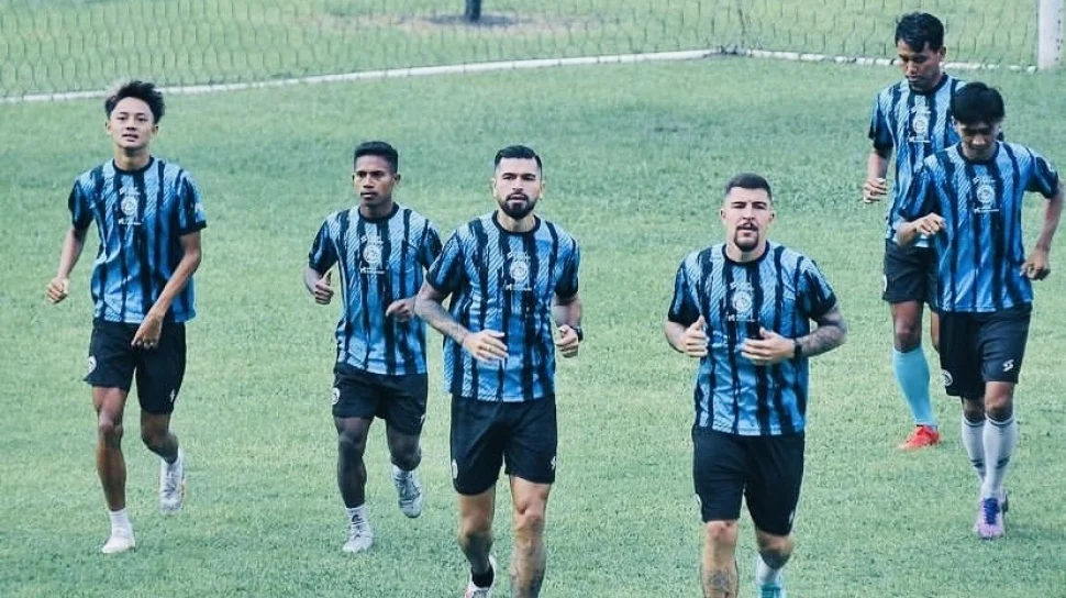 Arema FC Pertahankan Dua Kiper Andalan untuk Musim Depan