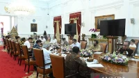 Chatib Basri Kunjungi Istana di Tengah Isu Reshuffle Kabinet Chatib Basri Kunjungi Istana di Tengah Isu Reshuffle Kabinet