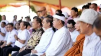 Gubernur Jawa Barat Ajak Warga Bijak Manfaatkan Hasil Bumi di Upacara Waisak
