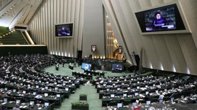 Iran Menetapkan Syarat Ketat untuk Negosiasi Nuklir dengan AS Iran Menetapkan Syarat Ketat untuk Negosiasi Nuklir dengan AS