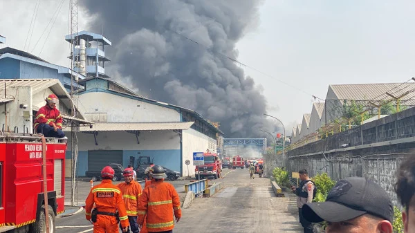 Kebakaran Gudang Limbah di Gandamekar Bekasi, Asap Hitam Membubung