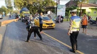 Kecelakaan Maut di Pulogebang: Pengendara Motor Tewas Ditabrak Mobil Listrik