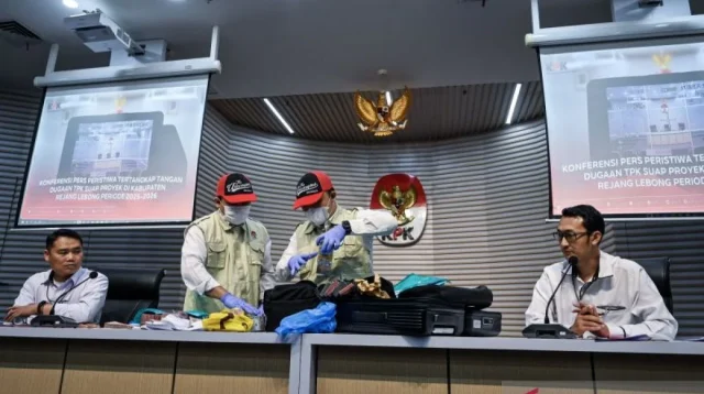 KPK Minta Bupati dan Sekda Kuansing Serahkan Diri Setelah Menangkap 10 Orang