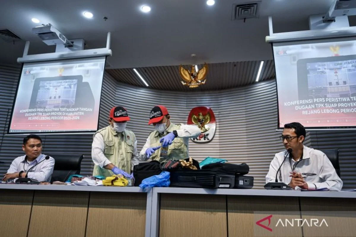 KPK Minta Bupati dan Sekda Kuansing Serahkan Diri Setelah Menangkap 10 Orang