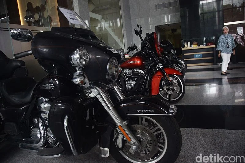 KPK Temukan Bukti Korupsi: Motor Harley dan Mobil Porsche Milik Silmy Karim