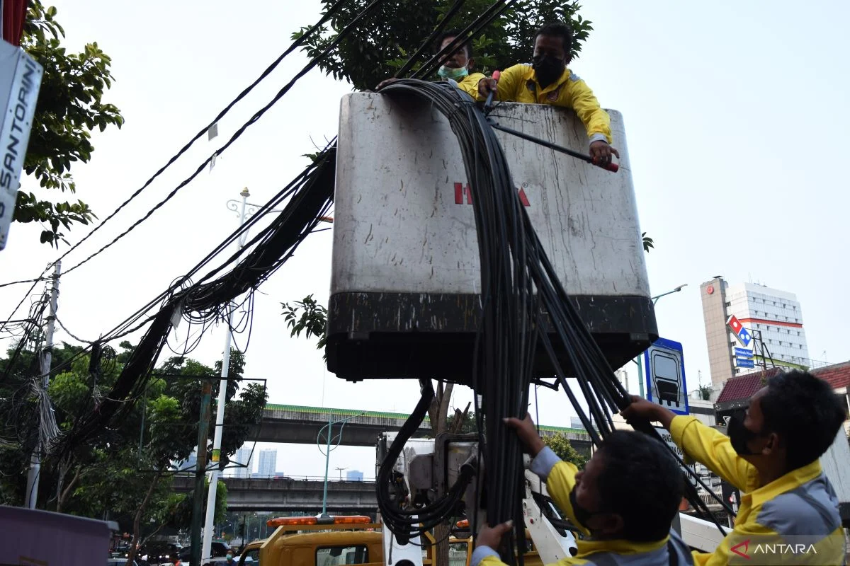 Percepatan Penataan SJUT untuk Mencegah Kecelakaan Kabel