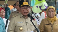 Pramono Anung dan Cinta Laura Bergandengan Tangan untuk Pilah Sampah Jakarta