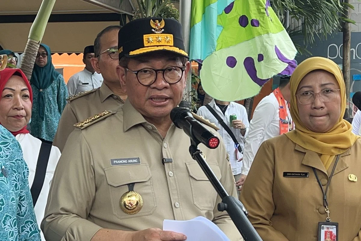 Pramono Anung dan Cinta Laura Bergandengan Tangan untuk Pilah Sampah Jakarta