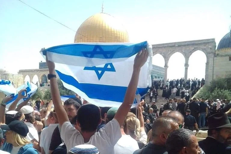 Provokasi Baru di Al-Aqsa: Israel Kibarkan Bendera dan Nyanyikan Lagu Kebangsaan