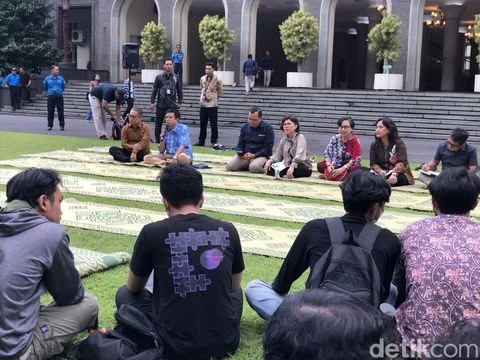 Ricuh Diskusi Menteri di UGM: Mahasiswa Sempat Adang Mobil, Agenda Dapat Disetop Paksa
