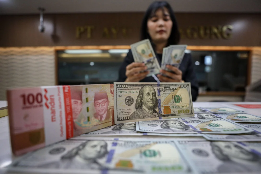 Rupiah Melemah, Mencapai Rp17.966 dan Dekati Level Psikologis Baru