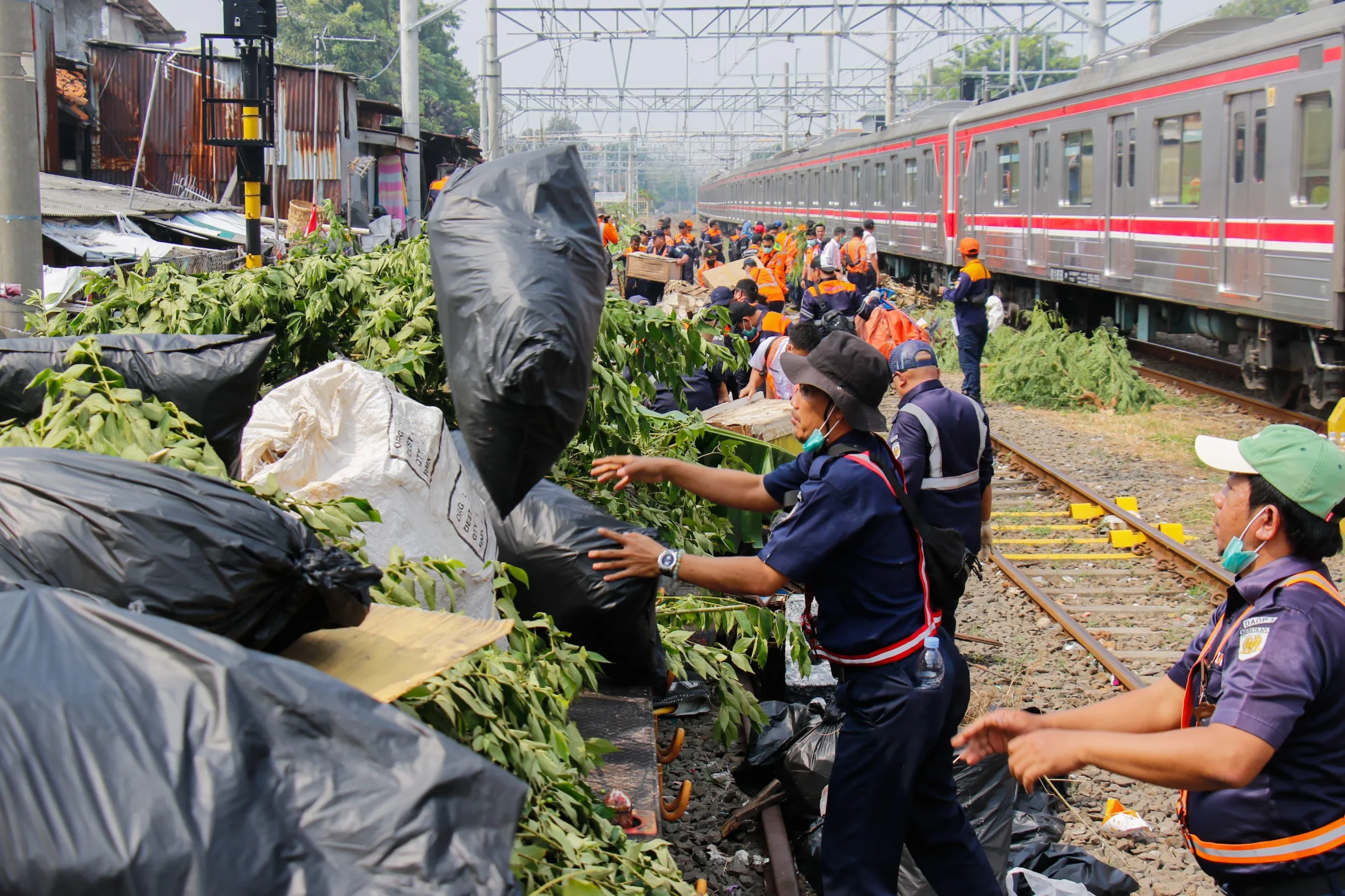 Sterilisasi Jalur Kereta KAI: Upaya Mengembalikan Keamanan dan Ketertiban