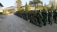 TNI Turut Mengawal Aksi Mahasiswa untuk Menjaga Ketertiban TNI Turut Mengawal Aksi Mahasiswa untuk Menjaga Ketertiban