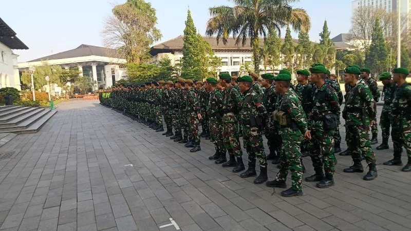 TNI Turut Mengawal Aksi Mahasiswa untuk Menjaga Ketertiban