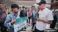 Wamensos Serahkan Bantuan ATENSI ke Warga Pringsewu