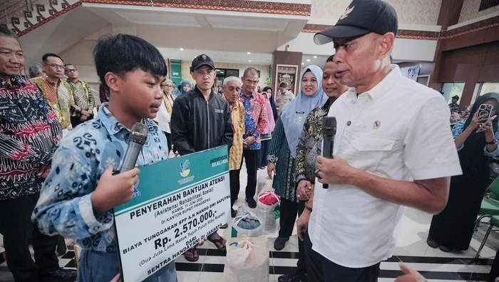 Wamensos Serahkan Bantuan ATENSI ke Warga Pringsewu