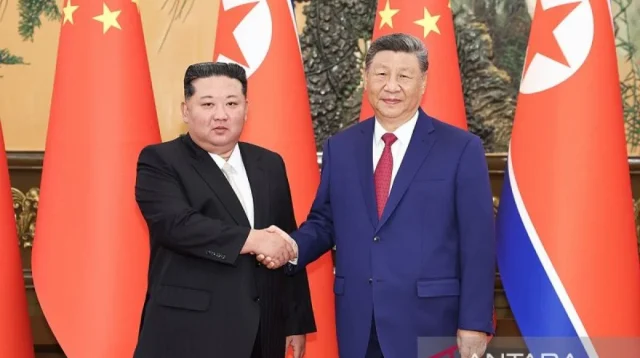 Xi Jinping dan Kim Jong-un Pertegas Aliansi Strategis di Pyongyang Xi Jinping dan Kim Jong-un Pertegas Aliansi Strategis di Pyongyang