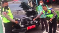 Alphard Pelat Palsu Diamankan di Bundaran HI, Sopir Kena Sanksi Tilang